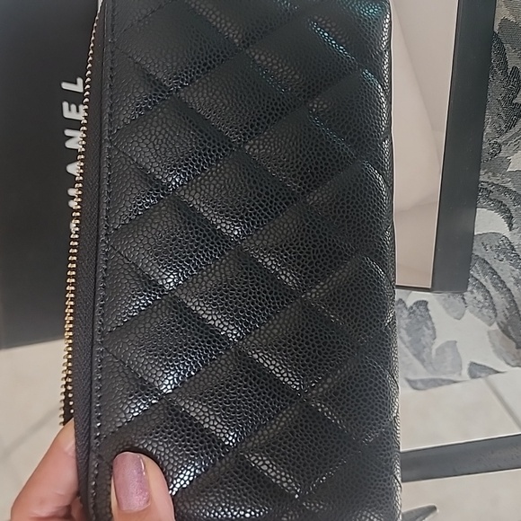 Like New Chanel leather long Wallet. Full inclusion dustbag, Box, auth card, bag - Picture 12 of 13